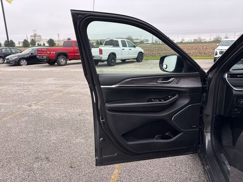 Used 2023 Jeep Grand Cherokee Overland image 28