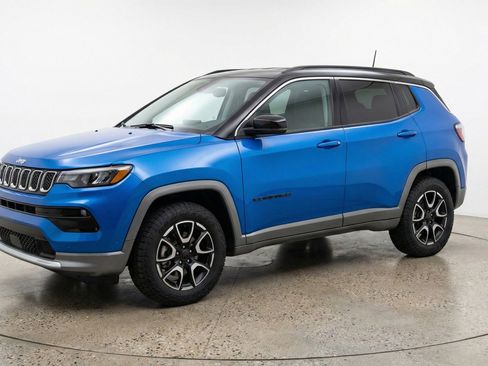 Used 2025 Jeep Compass Trailhawk image 3