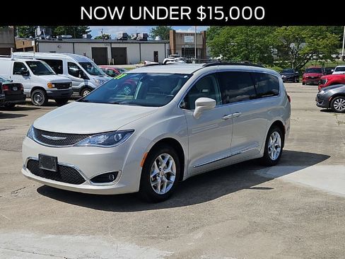 Used 2017 Chrysler Pacifica Touring-L w/ Tire & Wheel Group FWD image 3