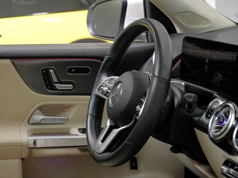 Used 2023 Mercedes-Benz GLB 250 4MATIC w/ Premium Package image 18