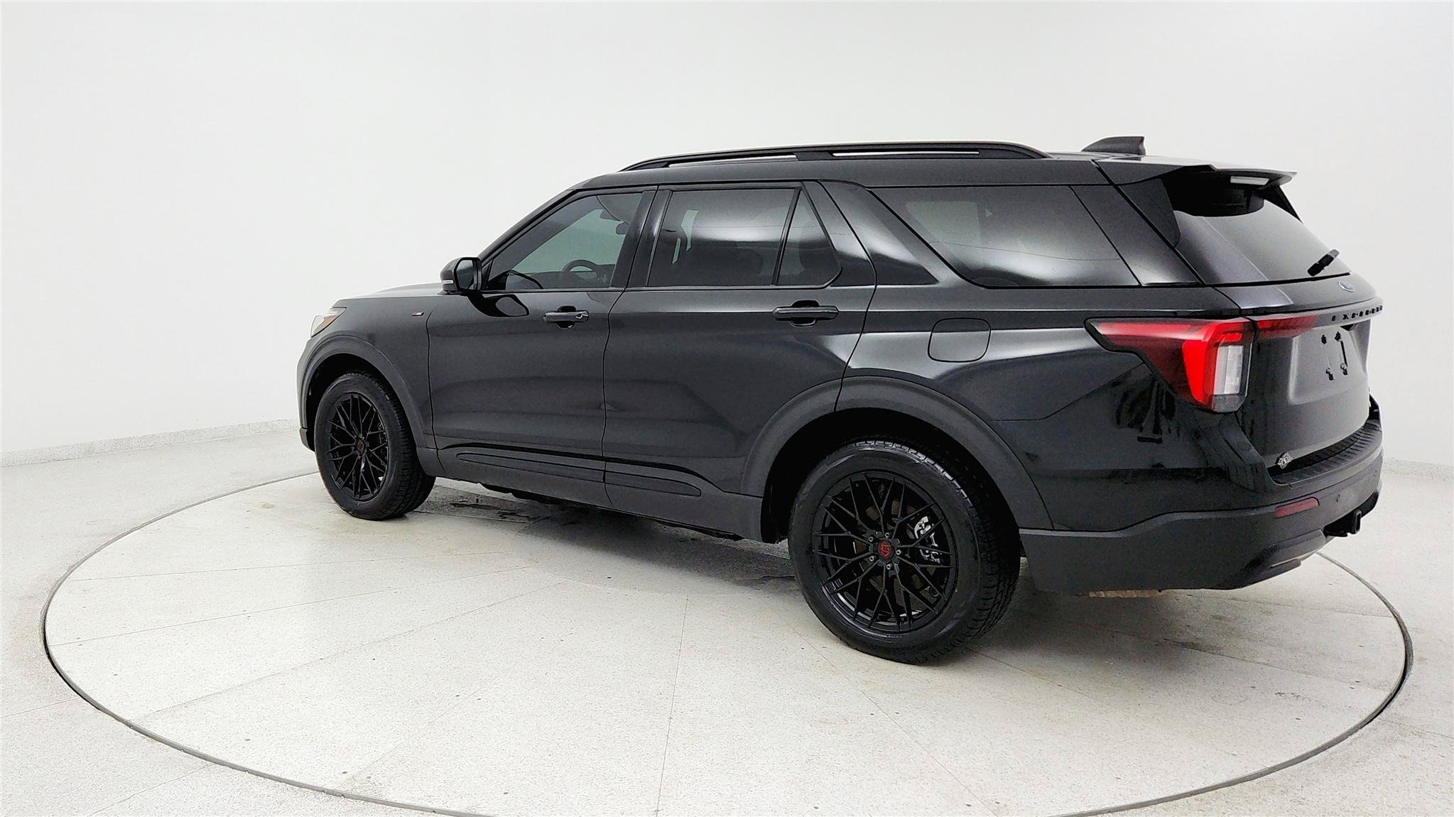 Used 2025 Ford Explorer ST-Line AWD/4WD image 3