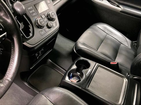 Used 2020 Toyota Sienna SE w/ SE Preferred Package image 21