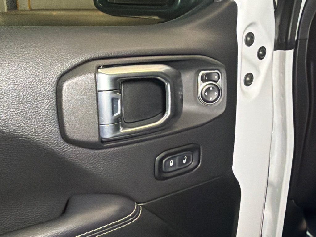 Used 2022 Jeep Wrangler Unlimited Sahara w/ Cold Weather Group AWD/4WD image 18