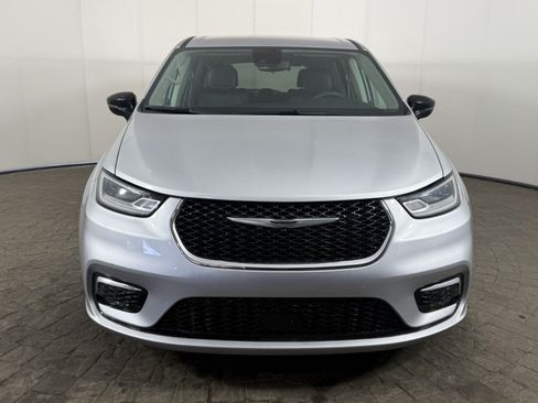 Used 2024 Chrysler Pacifica Touring-L FWD image 2