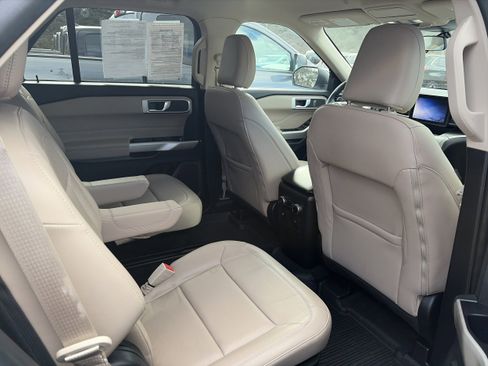 Used 2022 Ford Explorer XLT w/ Equipment Group 202A image 6