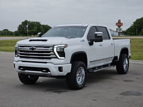 Used 2025 Chevrolet Silverado 2500 High Country w/ High Country Premium Package AWD/4WD image 3