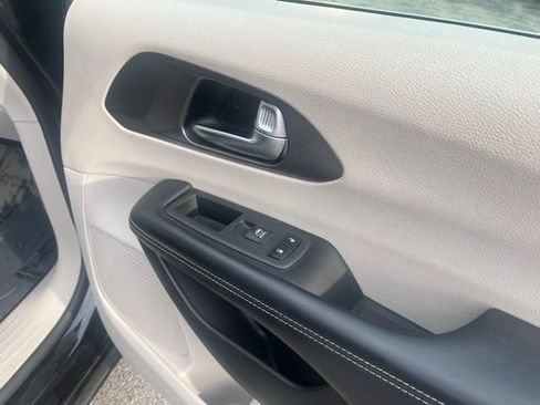 Used 2022 Chrysler Pacifica Touring-L FWD image 36