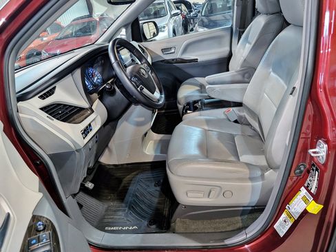 Used 2017 Toyota Sienna XLE Premium image 18