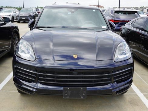 Used 2022 Porsche Cayenne Platinum Edition image 2
