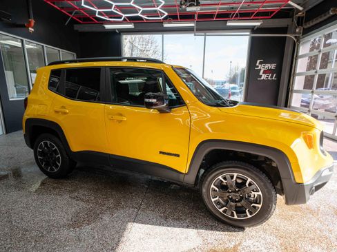 Used 2023 Jeep Renegade Latitude w/ Sun/Sound Group image 5