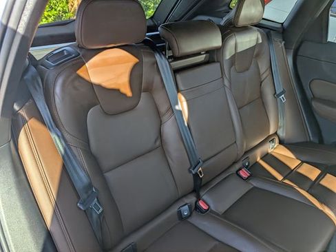 Used 2022 Volvo XC60 T8 Inscription w/ Advanced Package image 32