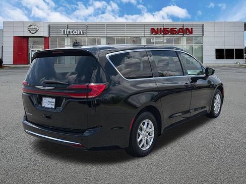 Used 2024 Chrysler Pacifica Touring-L FWD image 7