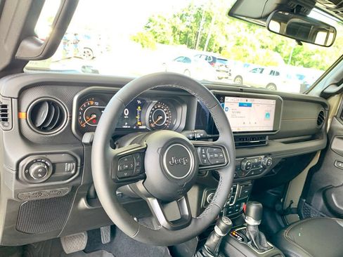 Used 2025 Jeep Gladiator Mojave w/ Convenience Group AWD/4WD image 15