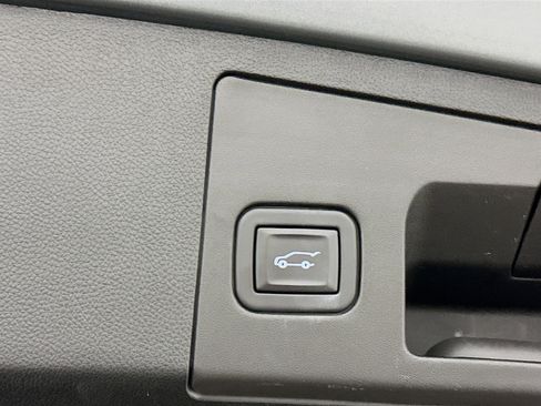 Used 2024 Cadillac XT4 Premium Luxury image 31