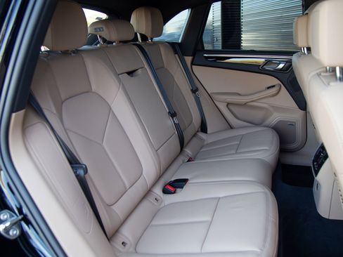 Certified 2025 Porsche Macan AWD/4WD image 25