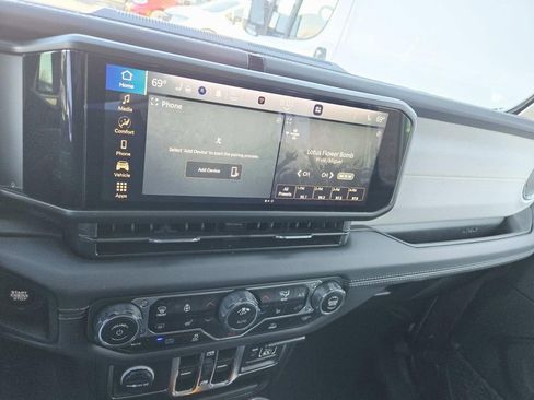 Used 2025 Jeep Wrangler Unlimited Sahara image 25