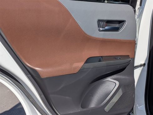 Used 2023 Toyota Venza Limited image 32