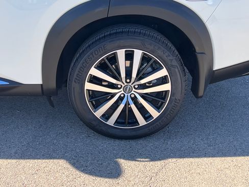 Used 2023 Nissan Pathfinder Platinum image 5