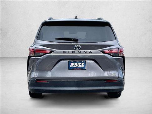 Used 2022 Toyota Sienna XLE FWD image 4