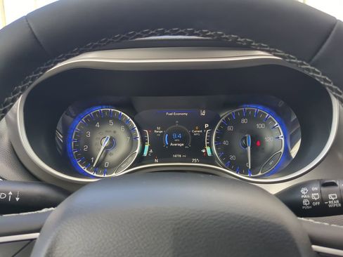 Used 2025 Chrysler Pacifica Select image 27