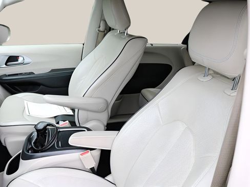 Used 2018 Chrysler Pacifica Limited w/ Advanced Safetytec Group FWD image 12