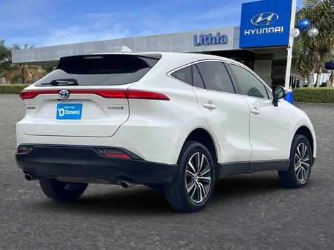 Used 2022 Toyota Venza LE image 3