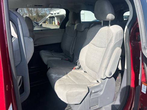 Used 2021 Toyota Sienna LE image 7