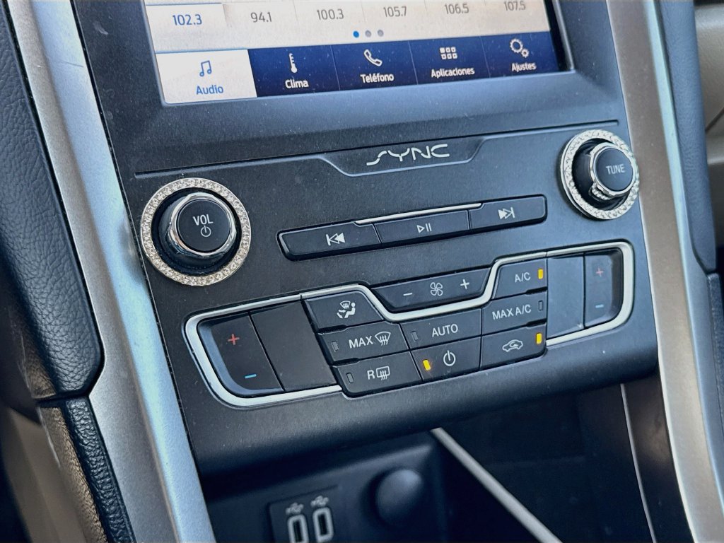 Used 2020 Ford Fusion SE FWD image 15