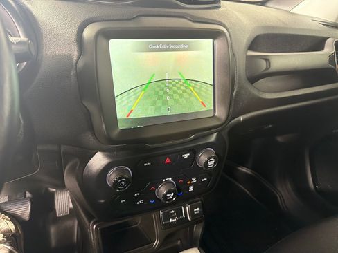 Used 2020 Jeep Renegade Altitude w/ UConnect 8.4 Nav Group FWD image 17