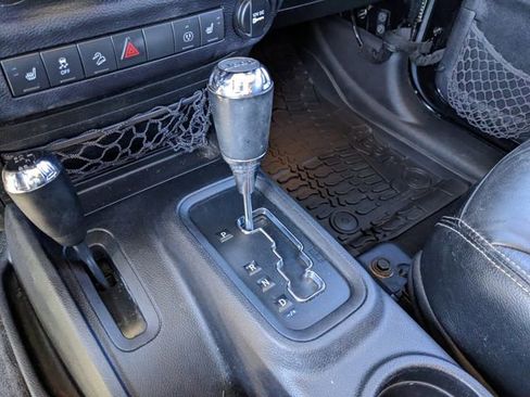 Used 2015 Jeep Wrangler Unlimited Rubicon image 25