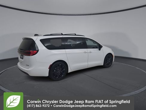 Used 2025 Chrysler Pacifica Limited FWD image 15