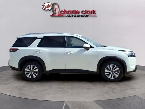 Used 2023 Nissan Pathfinder SL FWD image 7