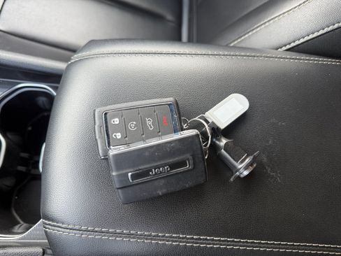 Used 2024 Jeep Grand Cherokee Limited AWD/4WD image 13