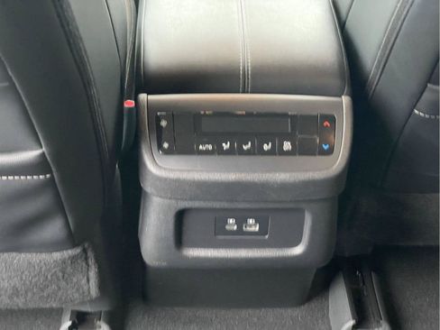 Used 2023 Nissan Pathfinder SL AWD/4WD image 17
