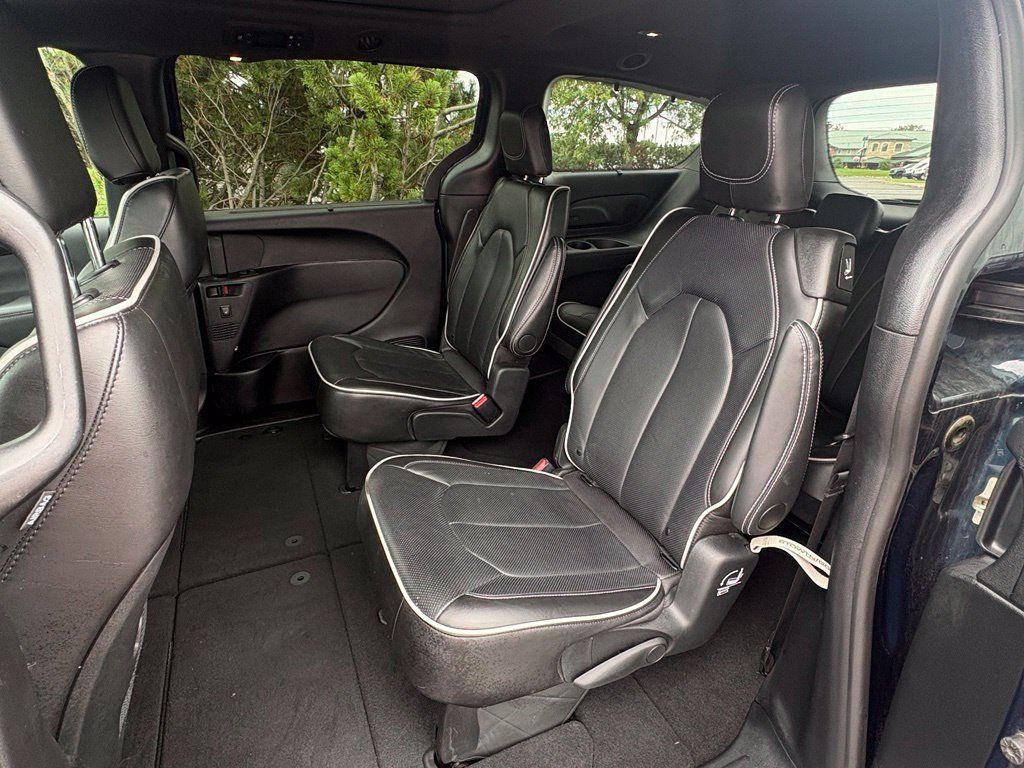 Used 2025 Chrysler Pacifica Limited FWD image 23