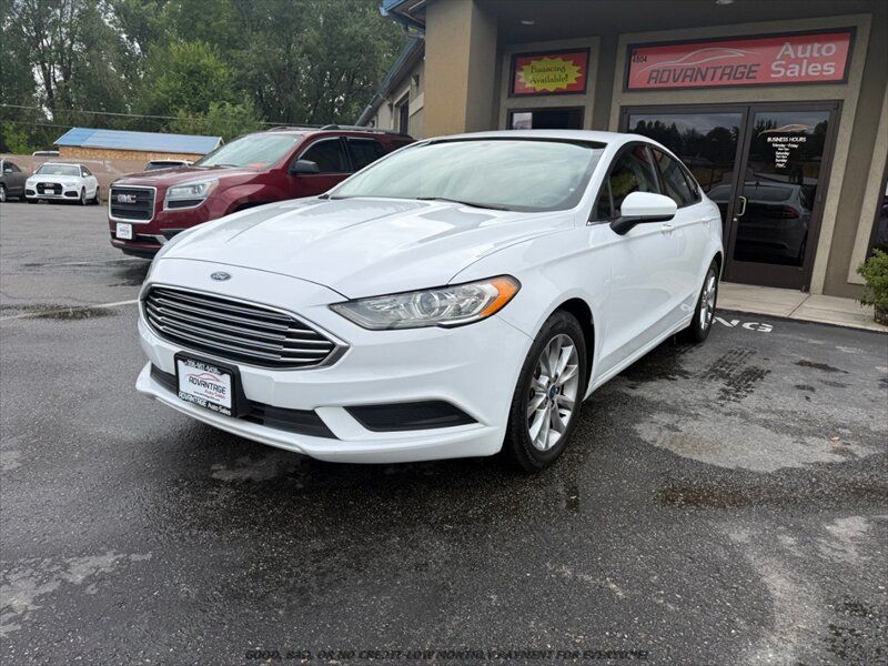 Used 2017 Ford Fusion SE w/ Fusion SE Technology Package FWD image 3