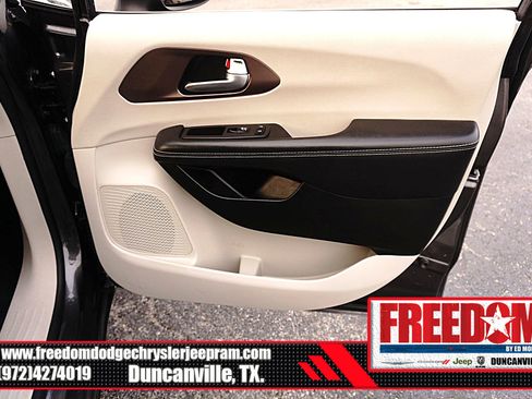 Used 2023 Chrysler Voyager LX image 40