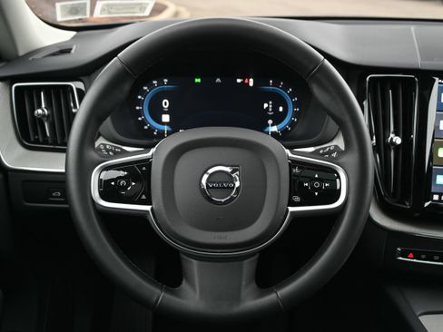 Used 2025 Volvo XC60 B5 Plus image 19