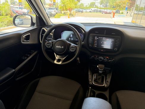 Used 2025 Kia Soul LX w/ LX Technology Package FWD image 32