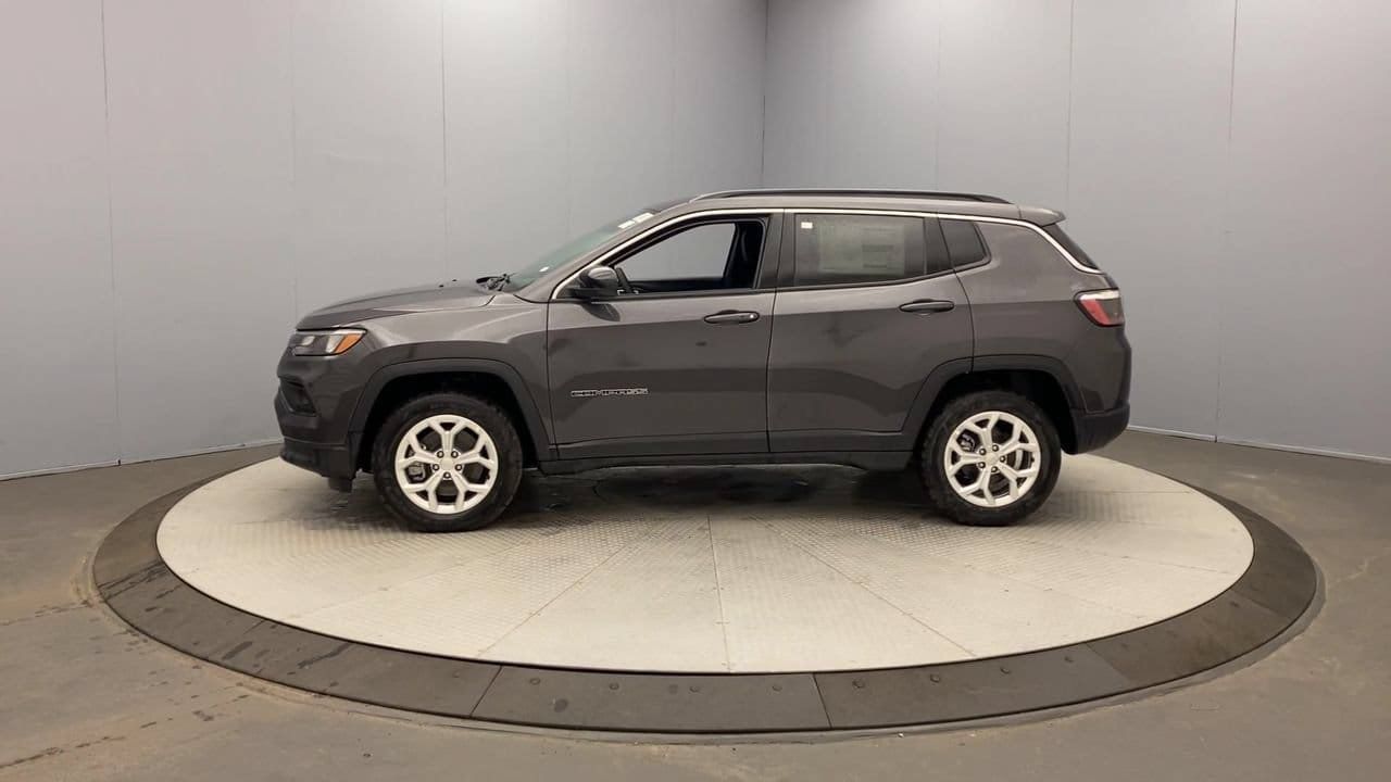 Used 2024 Jeep Compass Latitude AWD/4WD image 2