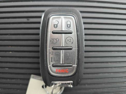 Used 2023 Chrysler Pacifica Limited image 22