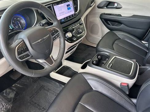Used 2024 Chrysler Pacifica Touring-L FWD image 10