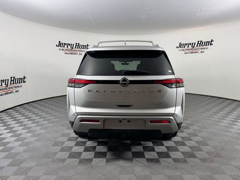 Used 2024 Nissan Pathfinder Platinum image 10