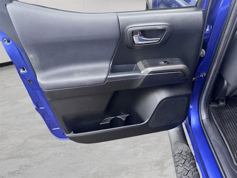 Used 2022 Toyota Tacoma TRD Off-Road image 15