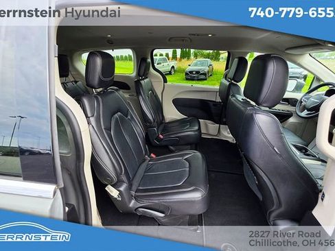 Used 2022 Chrysler Pacifica Touring-L FWD image 26