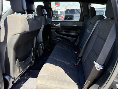 Used 2018 Jeep Grand Cherokee Laredo AWD/4WD image 12