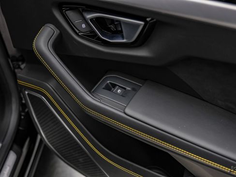 Used 2022 Lamborghini Urus AWD/4WD image 98