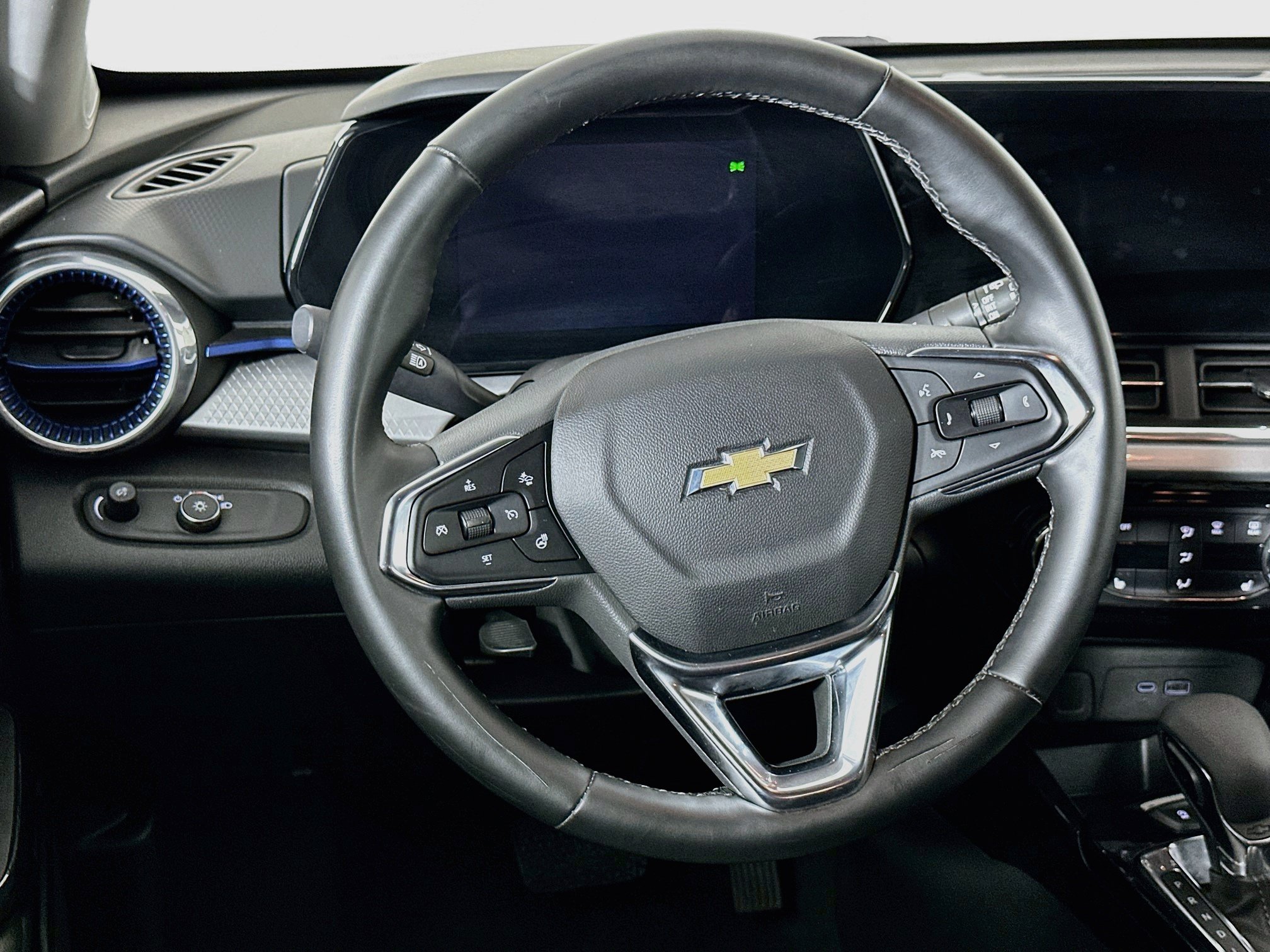 Used 2025 Chevrolet Trax LT w/ LT Convenience Package FWD image 18
