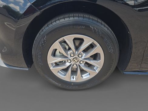 Used 2025 Toyota Sienna XLE FWD image 10