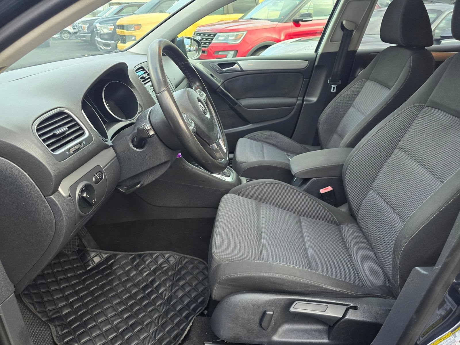 Used 2014 Volkswagen Golf 4-Door FWD image 20